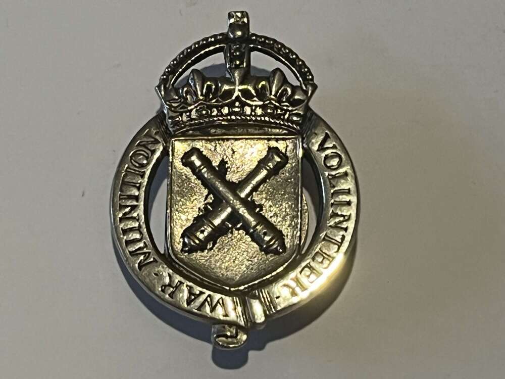 57) Unusual WW1 British War Munitions Volunteer Lapel Badge In White Metal