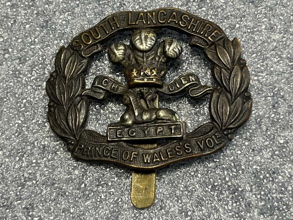 96) Excellent Original WW1 WW2 Cap Badge South Lancashire, Prince of Wales Volunteers