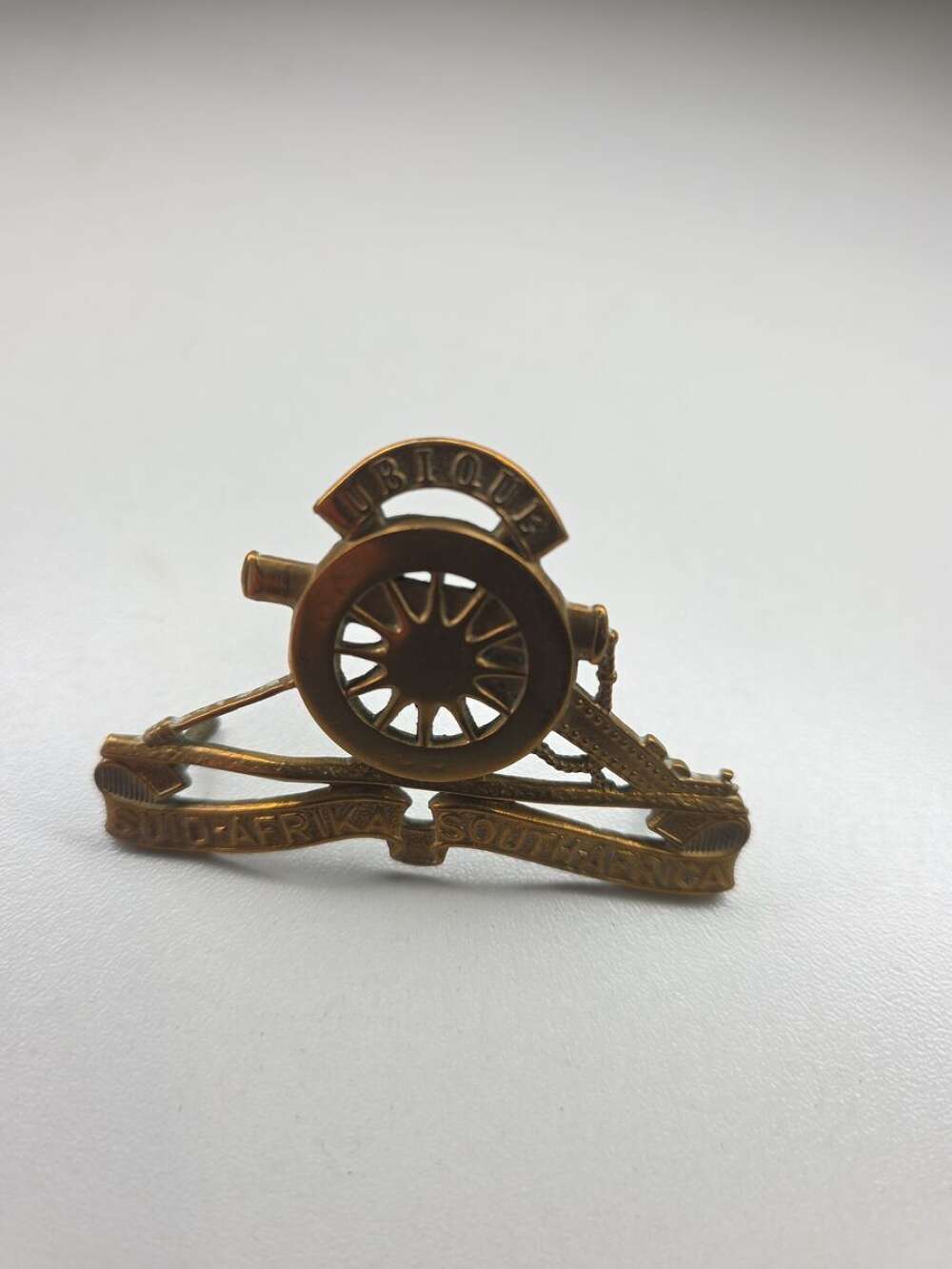 South African Artillery Cap Badge &ldquo;UBIQUE&rdquo; (Suid-Afrika / South Africa)