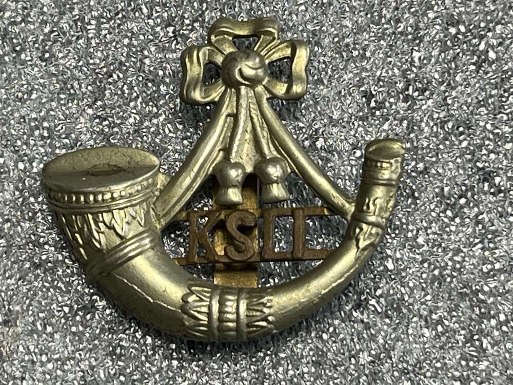 48) Good Original WW1 WW2 Kings Own Shropshire Light Infantry Cap Badge KSLI