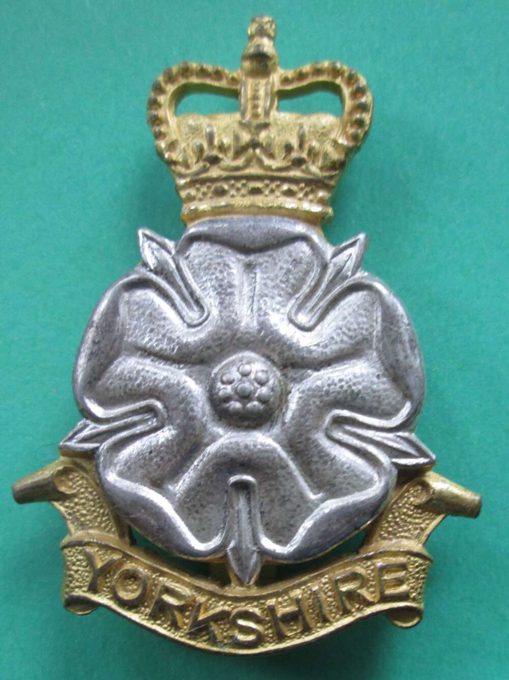 Yorkshire regiment two part cap badge