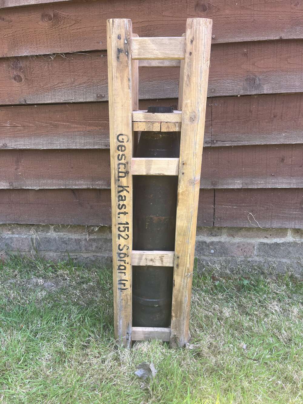 WW2 GERMAN 15.2CM HOWITZER SHELL IN CRATE (INERT)