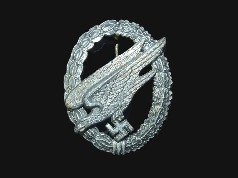 Luftwaffe Fallschirmj&auml;ger qualification badge by Berg & N&ouml;lte.