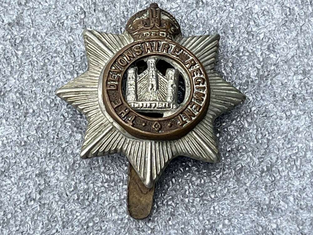 147) Very Nice Original WW1 WW2 The Devonshire Regiment Cap Badge