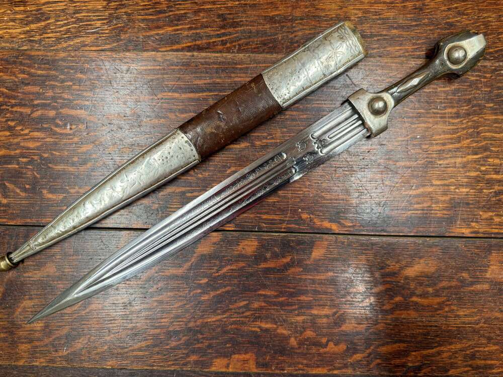 19th Century Caucasian Kindjal / Qama Dagger &ndash; Engraved Multi-Fullered Blade & Horn Hilt
