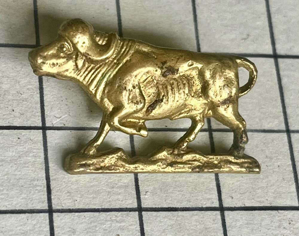 c1937-63 Kenya Regiment African Cast Brass Collar Badge