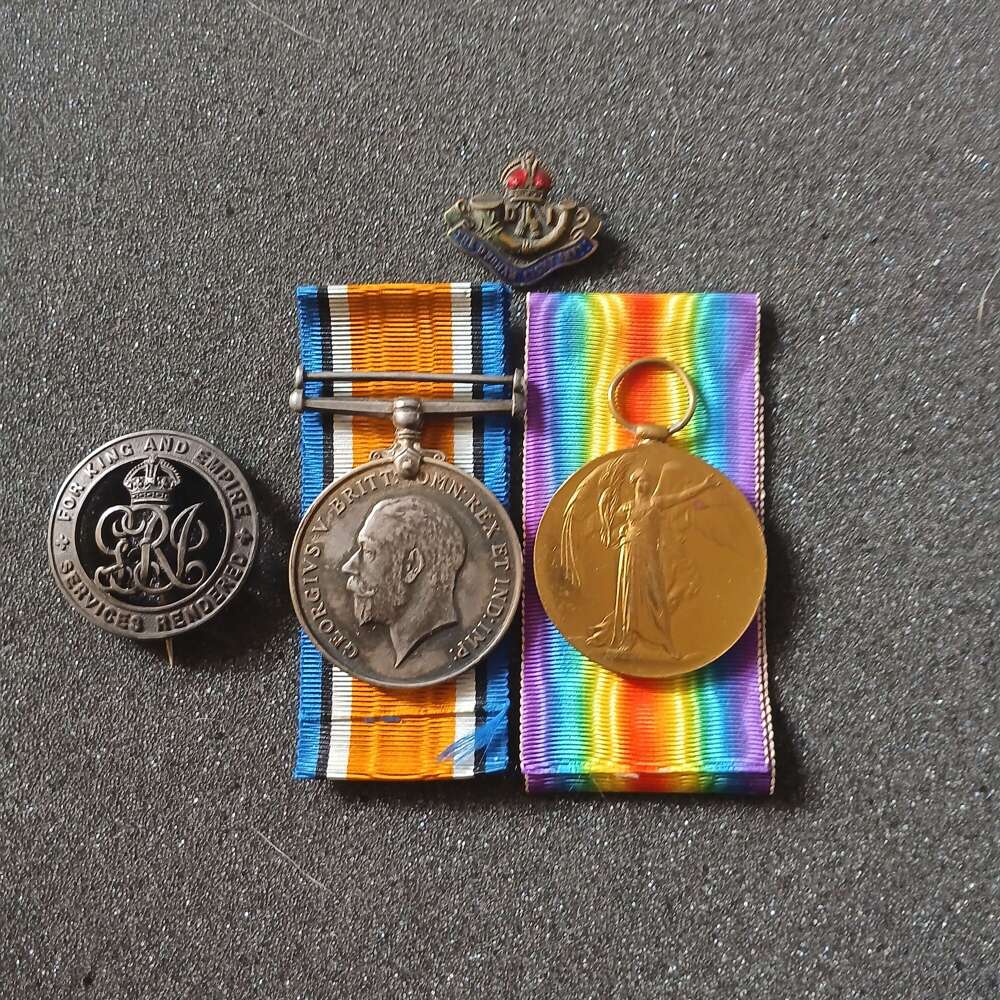 WWI WAR AND VICTORY MEDAL AND WOUND BADGE 24277 PTE W WALKER W.RID.R