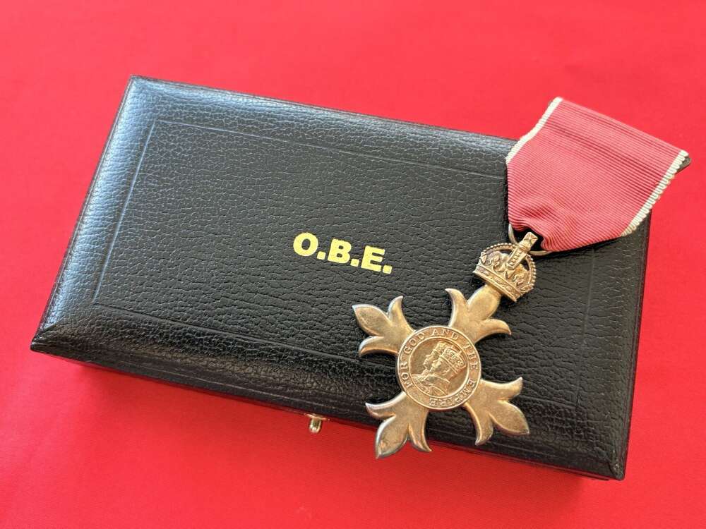 FINE STERLING SILVER 1960s CASED FULL SIZE OBE MEDAL WITH CASE OF ISSUE. 