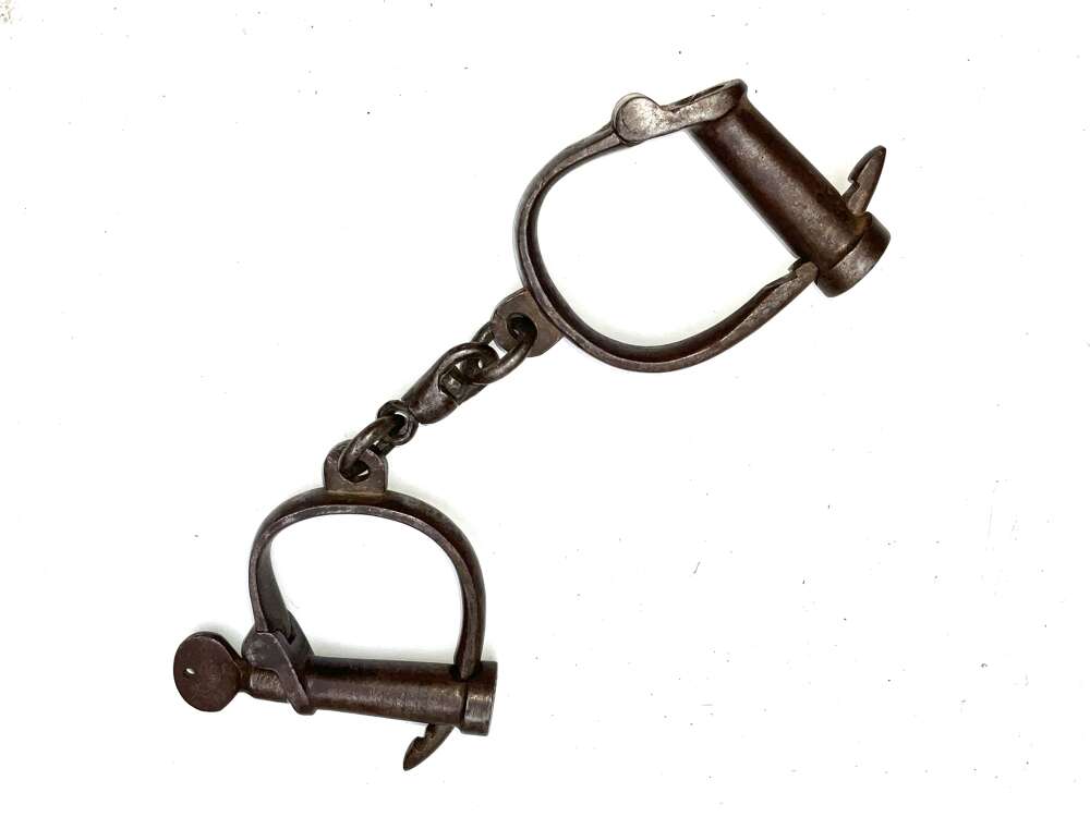 HYATT HANDCUFFS WOMAN SIZED