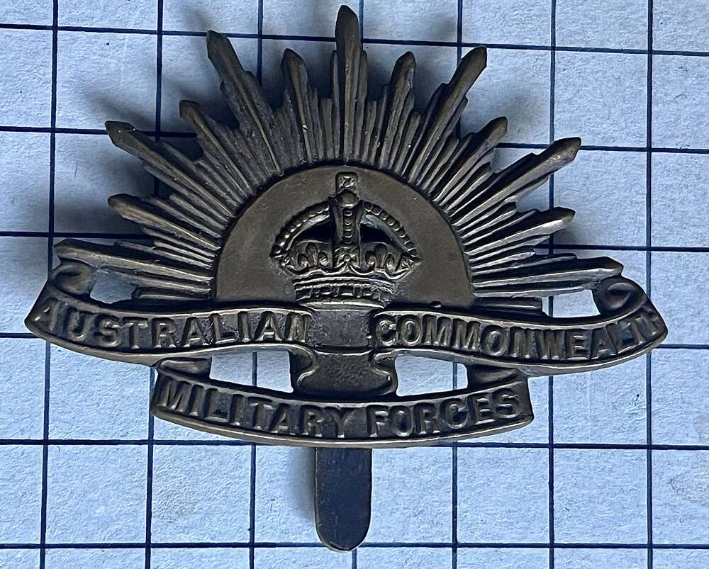 cWW1 Australian Commonwealth Military Forces Rising Sun Cap Badge with Slider - British Ma