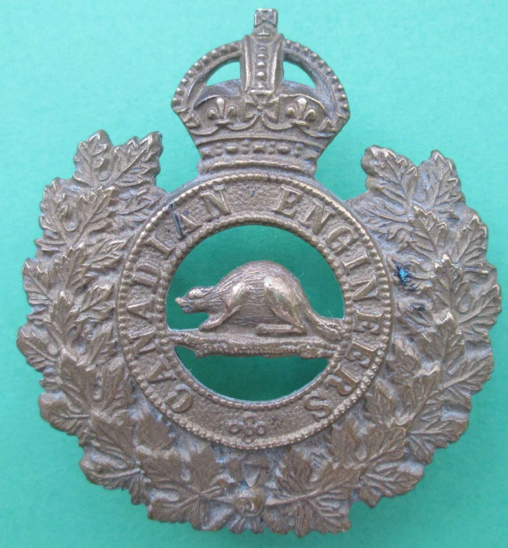 A CANADIAN ENGINEERS CAP BADGE