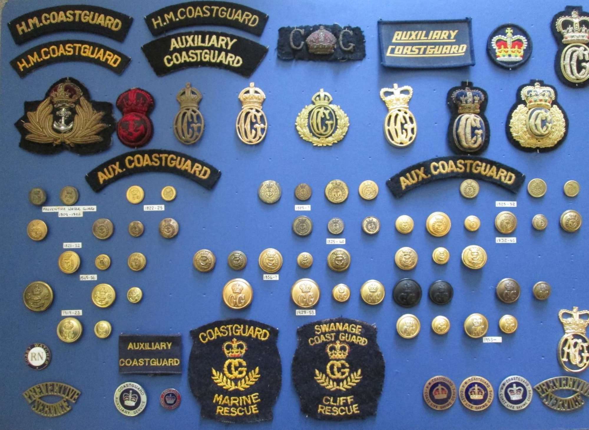 A COLLECTION OF H M COAST GUARD BADGES AND BUTTONS