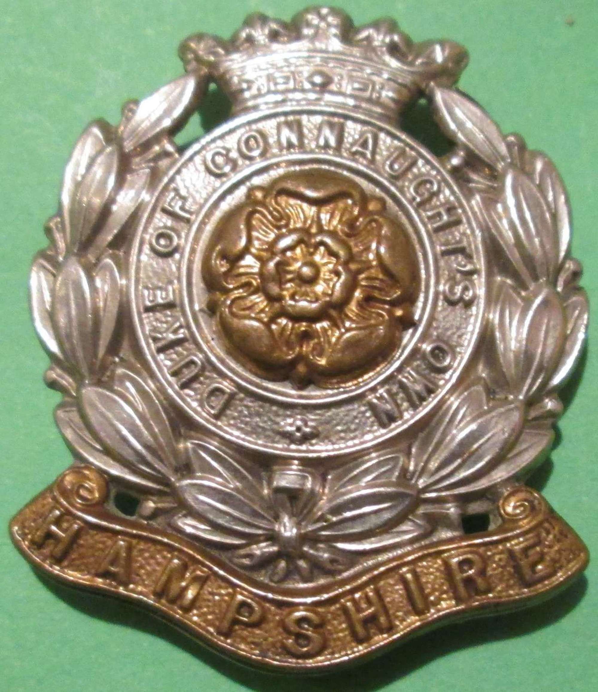 A GOOD DUKE OF CONNAUGHT'S OWN HAMPSHIRE REGT CAP BADGE