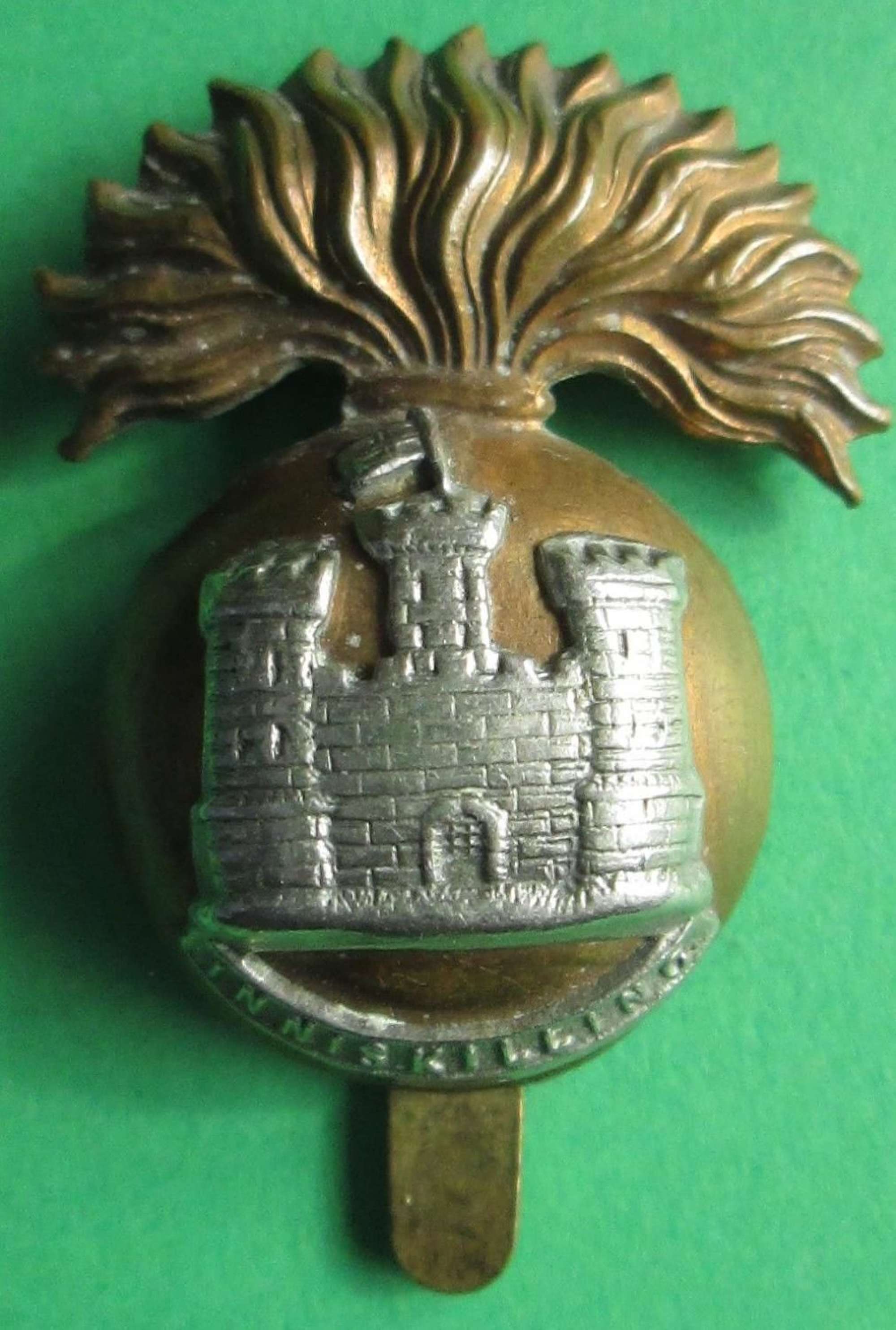 A GOOD WWI ROYAL INNISKILLING FUSILIERS CAP BADGE