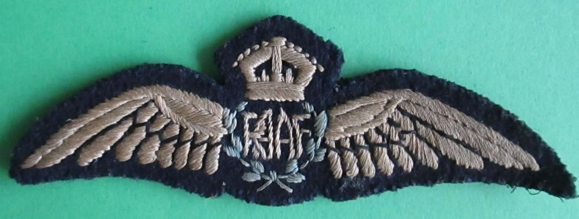 A GOOD WWII PERIOD PAIR OF RAAF PILOTS WINGS