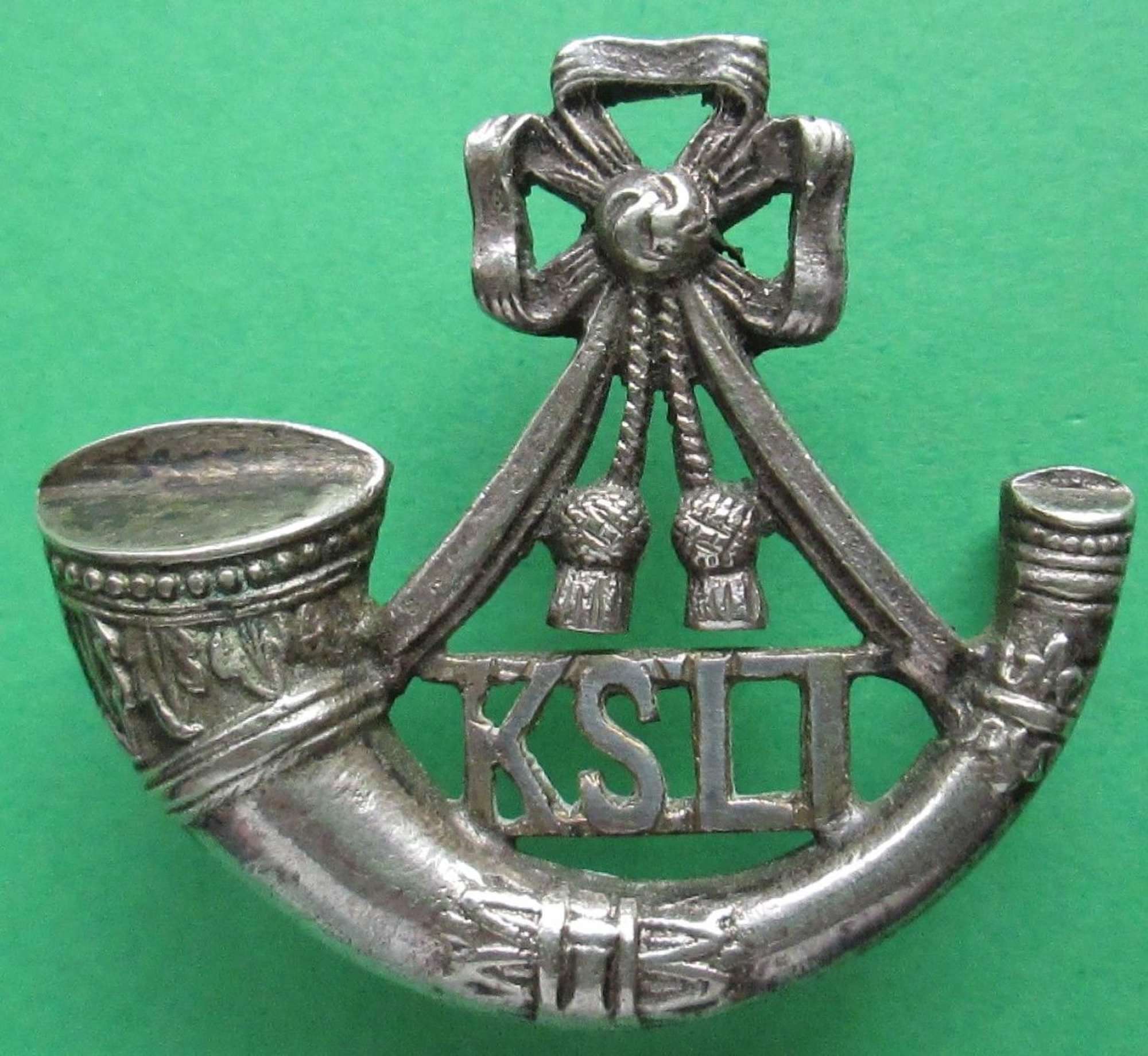 A KINGS SHROPSHIRE LIGHT INFANTRY OFFICERS CAST SILVER CAP BADGE