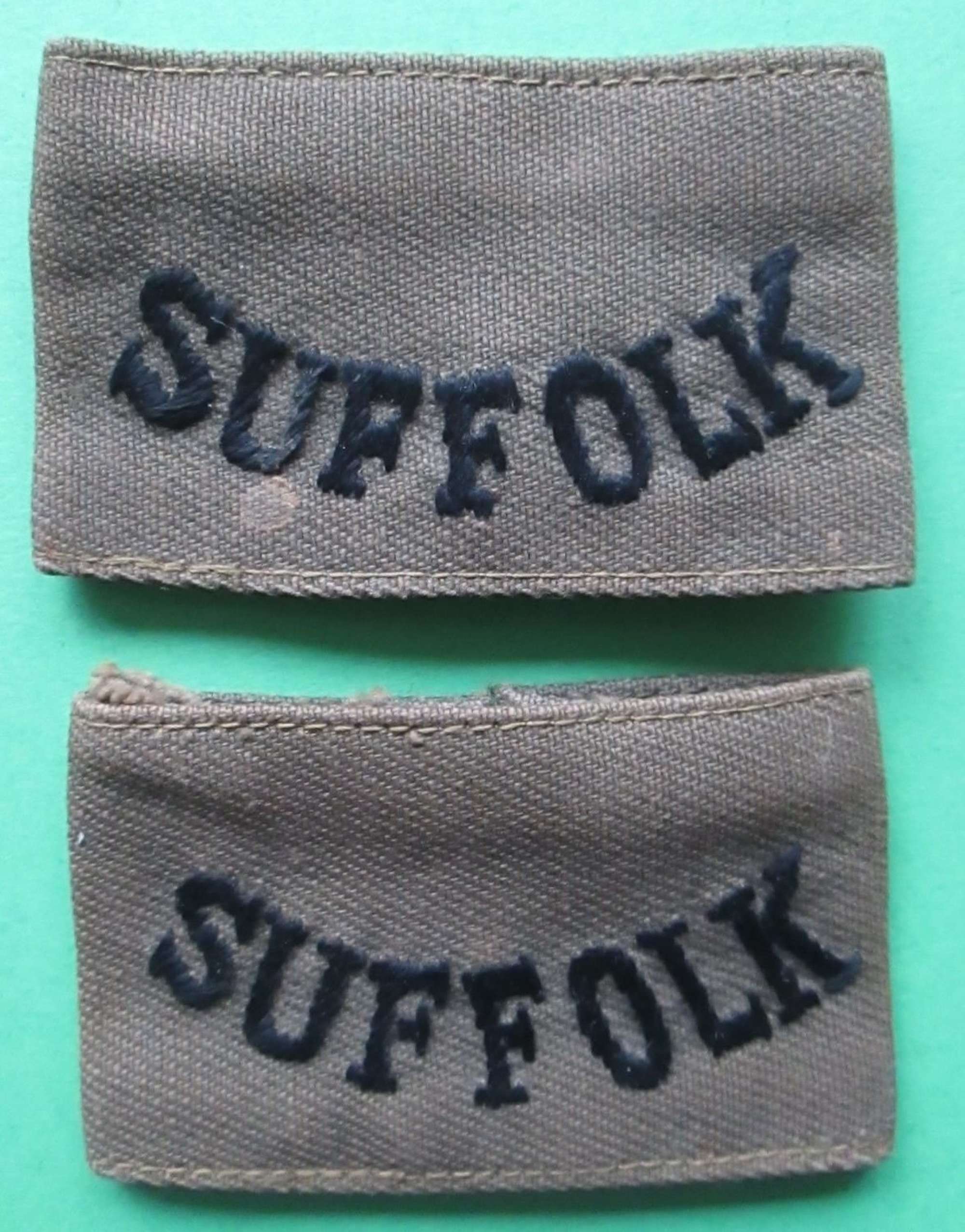 A PAIR OF WWII SLIDE ON SUFFOLK REGT TITLES