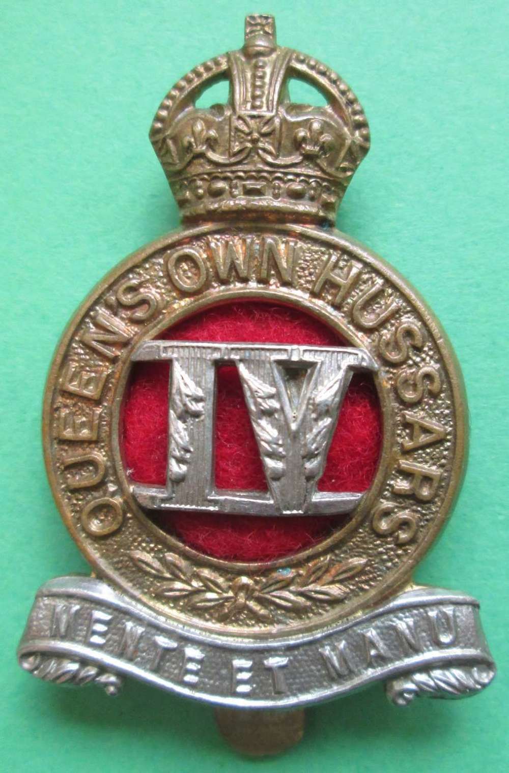 A QUEENS OWN HUSSARS CAP BADGE