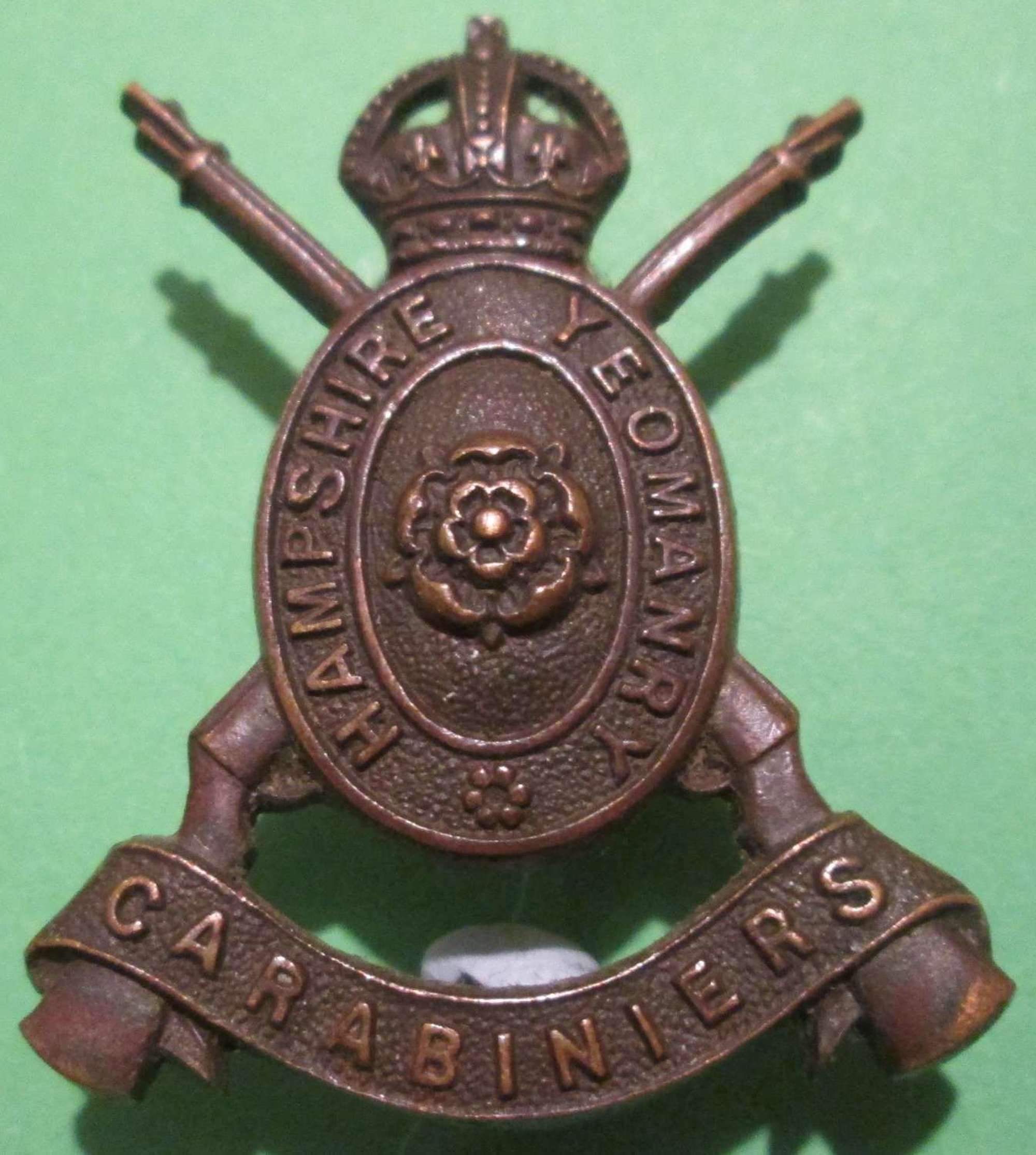 A RARE OFFICERS HAMPSHIRE YEOMANRY ( CARABINIERS ) CAP BADGE