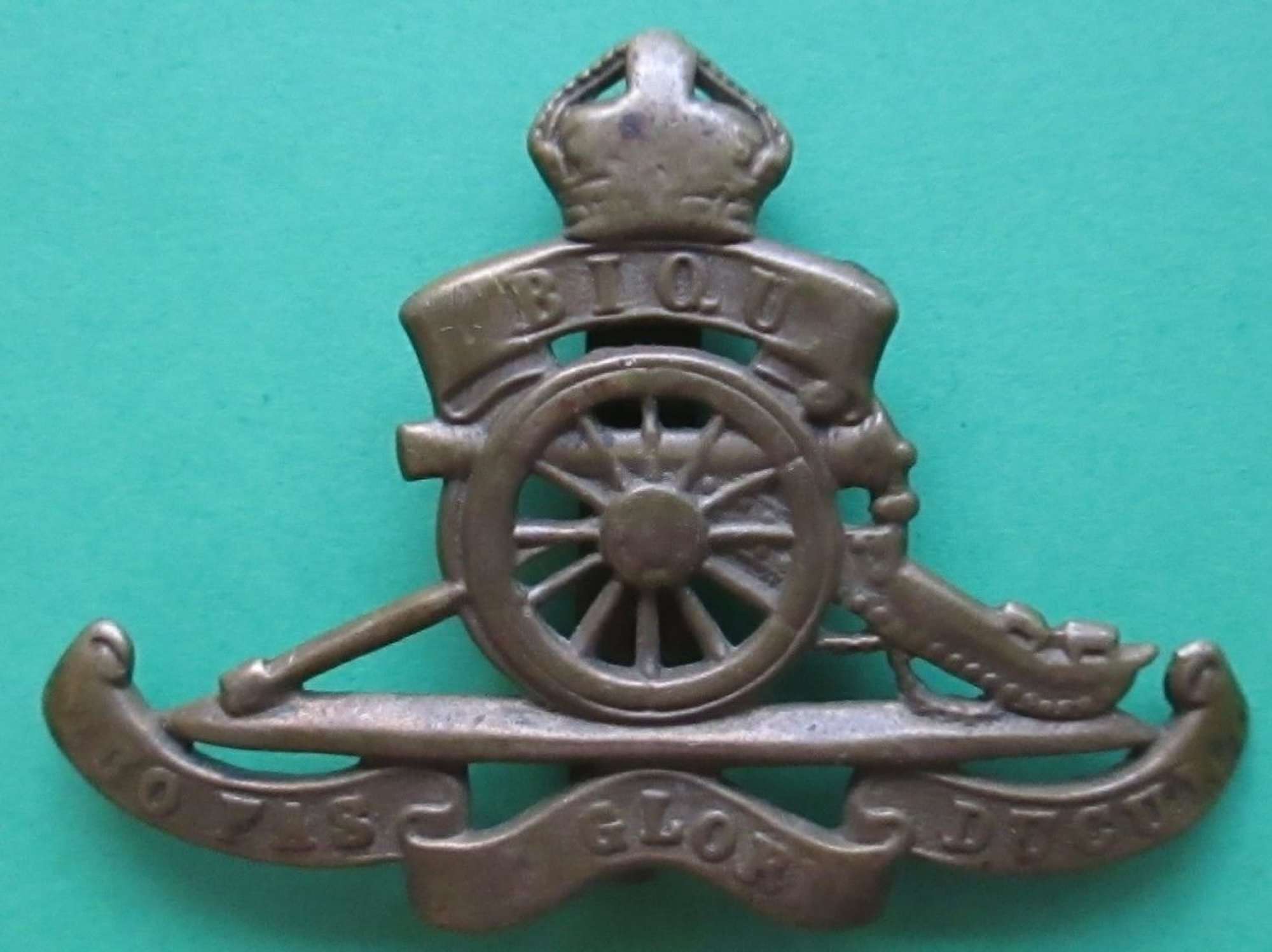 A ROYAL ARTILLERY OTHER RANKS CAP BADGE NUMBERED