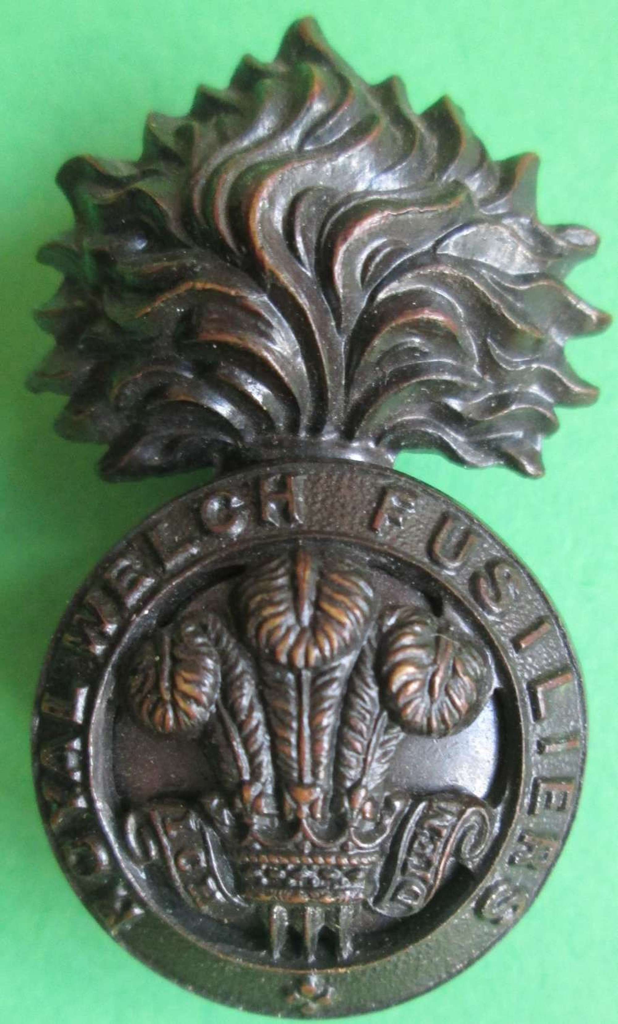 A ROYAL WELCH FUSILIERS OFFICERS BRONZE CAP BADGE