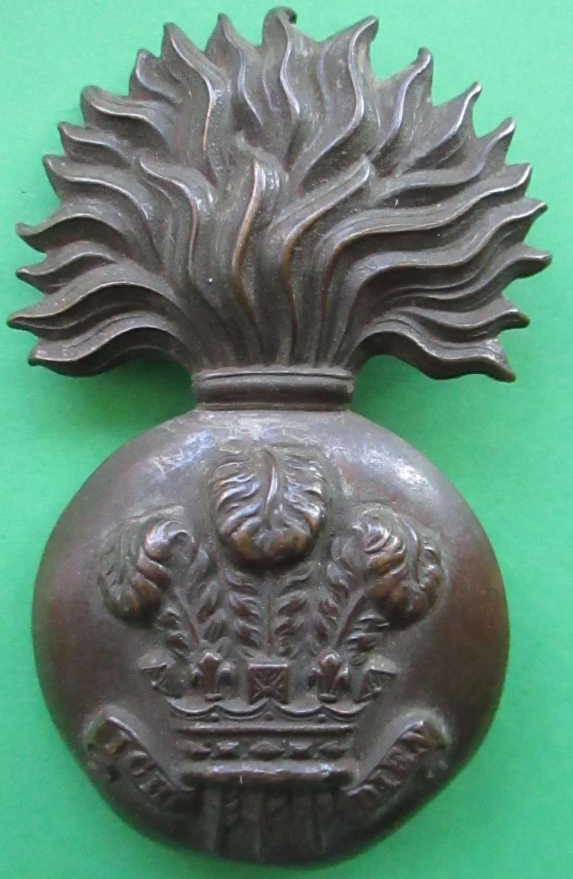 A ROYAL WELSH FUSILIERS FUSE BOMB / GRENADE GLENGARRY BADGE