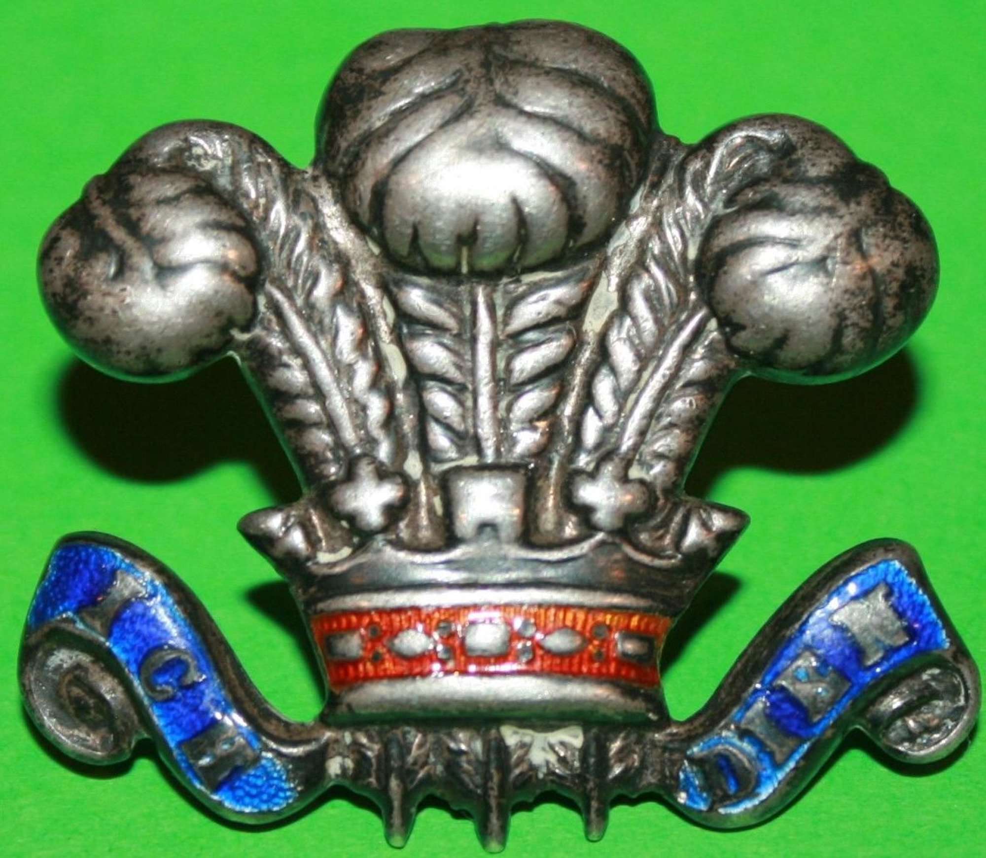 A SILVER 1945 WILTSHIRE YEOMANRY OFFICERS CAP BADGE
