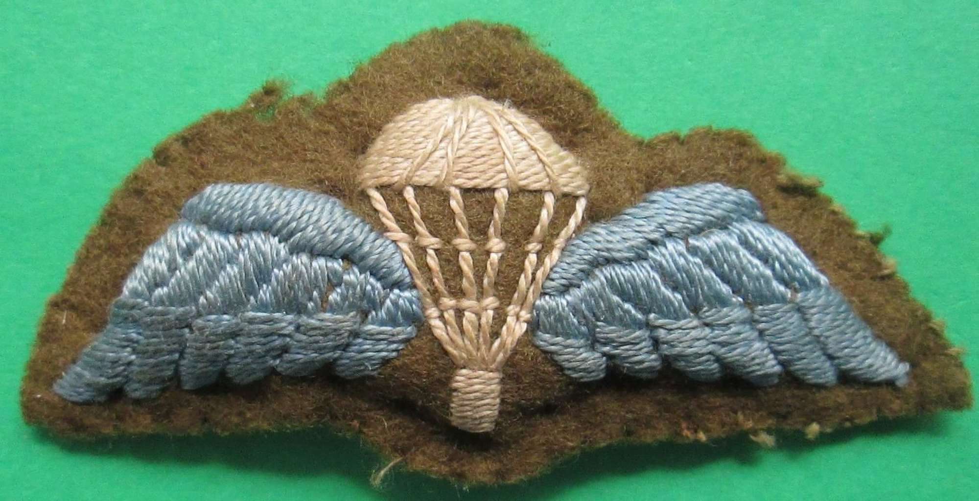 A VERY GOOD PADDED OFFICER STYLE PARACHUTE JUMP WING