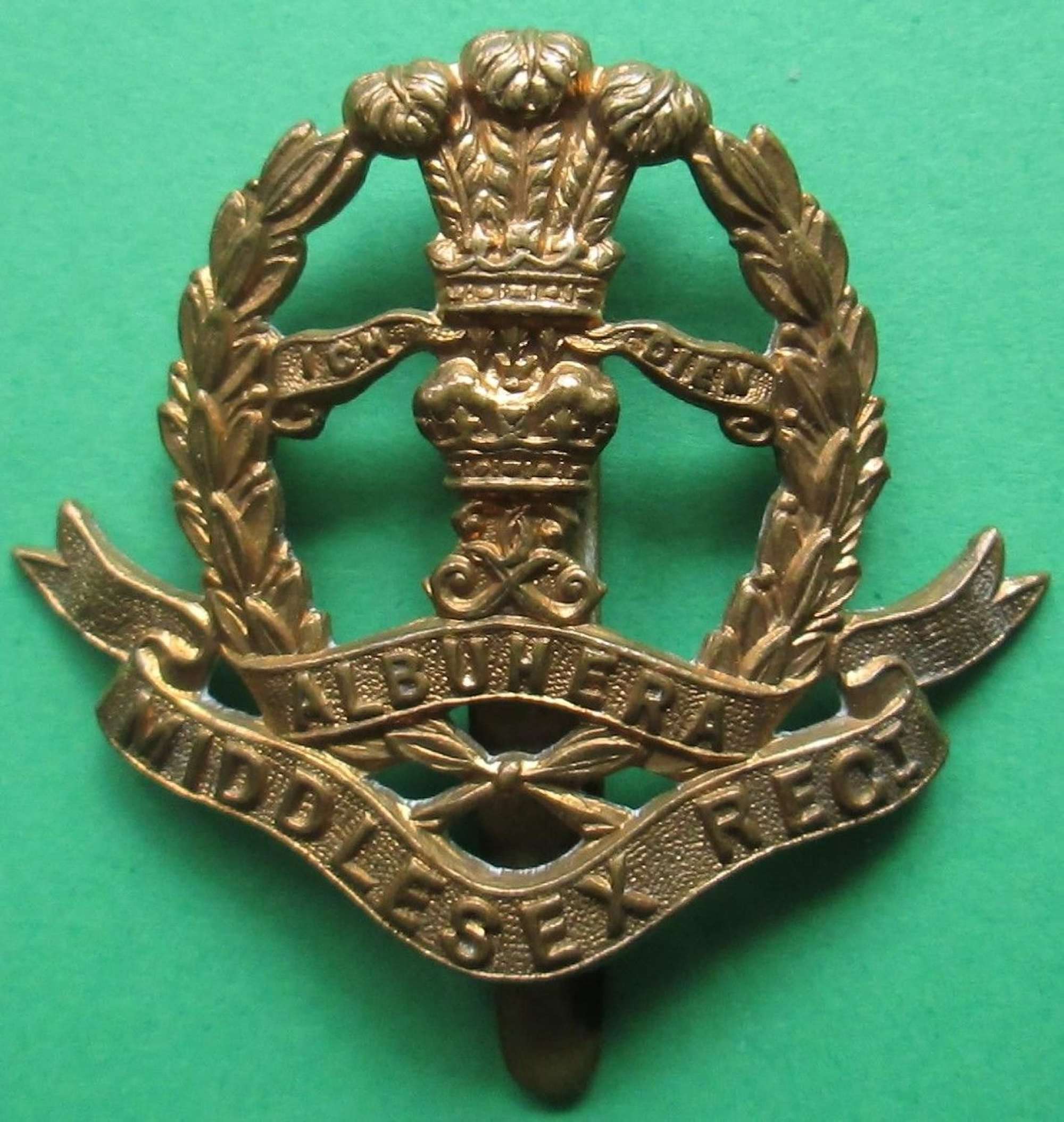 A WWI MIDDLESEX ECONOMY REGT CAP BADGE