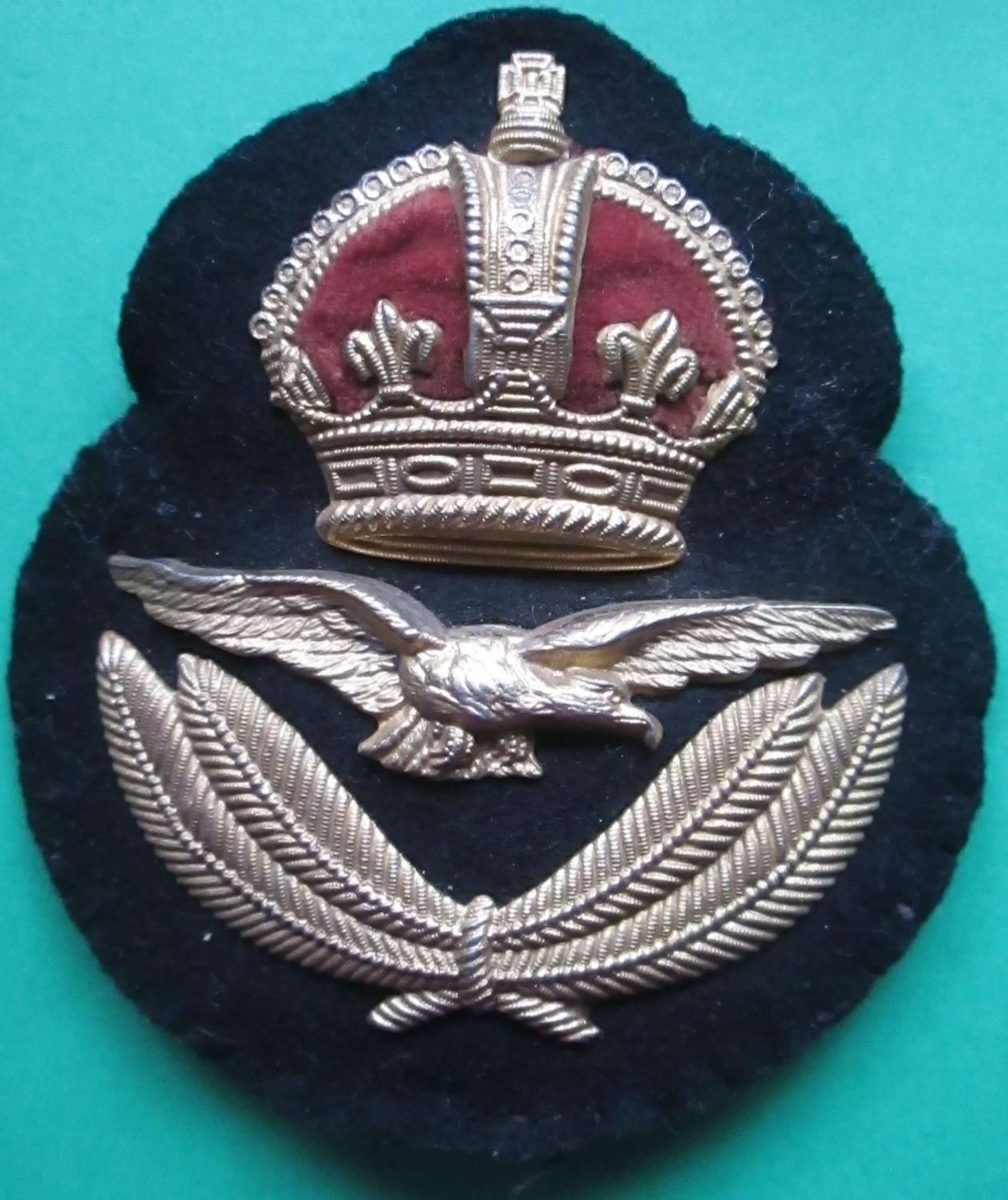 A WWI RAF OFFICERS 1ST PATTERN CAP BADGE