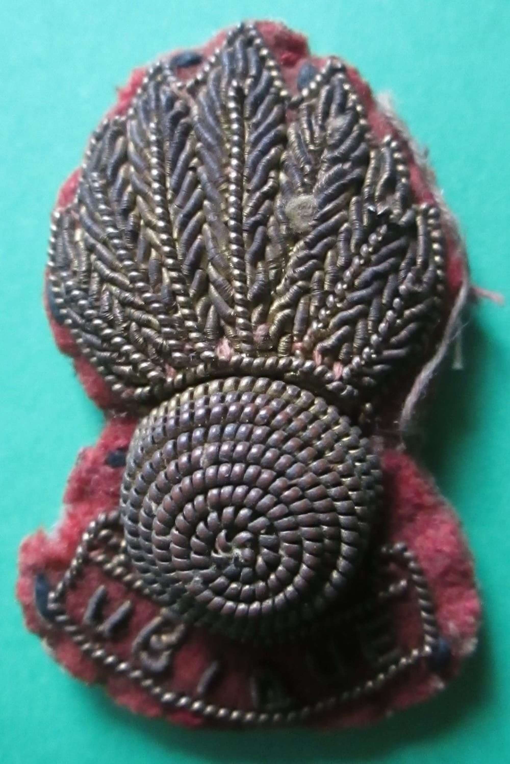 A WWII AIRBORNE FORCES ROYAL ARTILLERY BERET BADGE