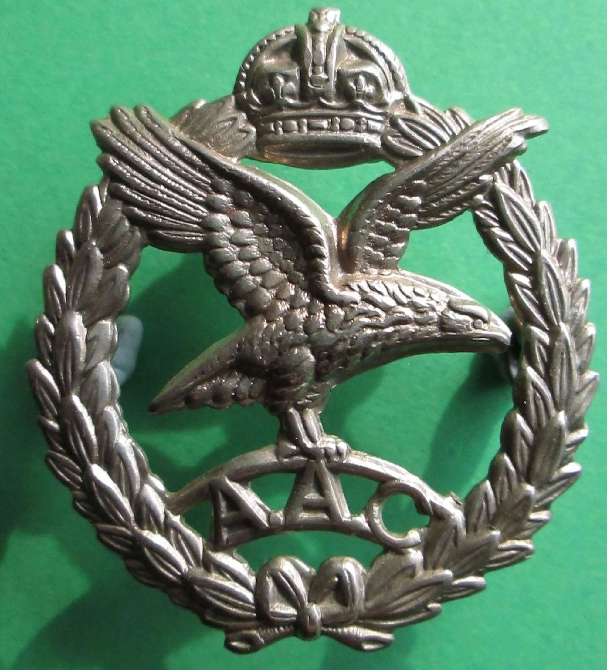 A WWII ARMY AIR CORPS METAL CAP BADGE