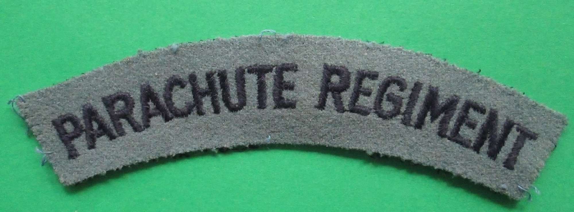 A WWII EMBROIDERED PARACHUTE REGT SHOULDER TITLE