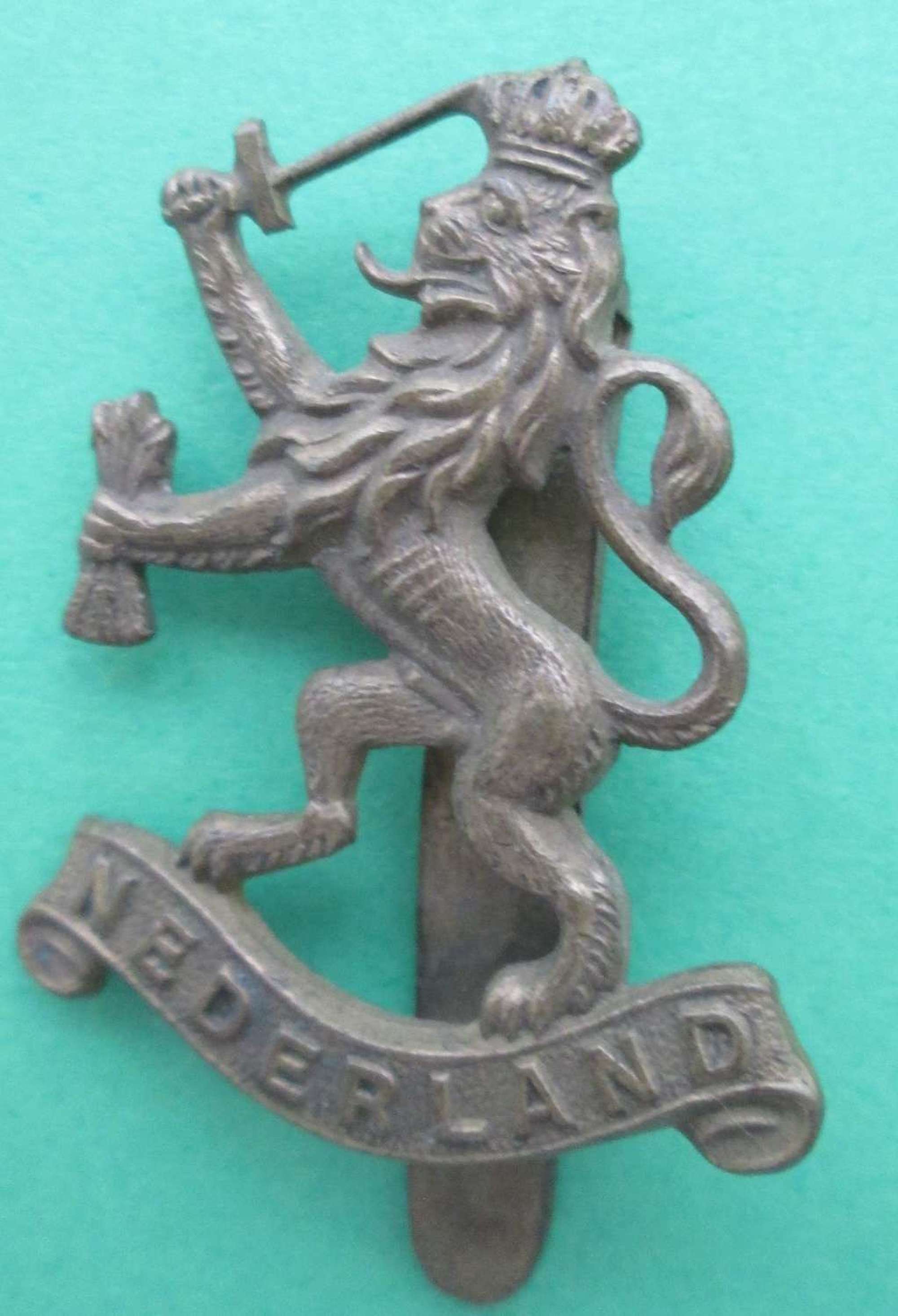 A WWII FREE FORCES NETHERLANDS CAP BADGE