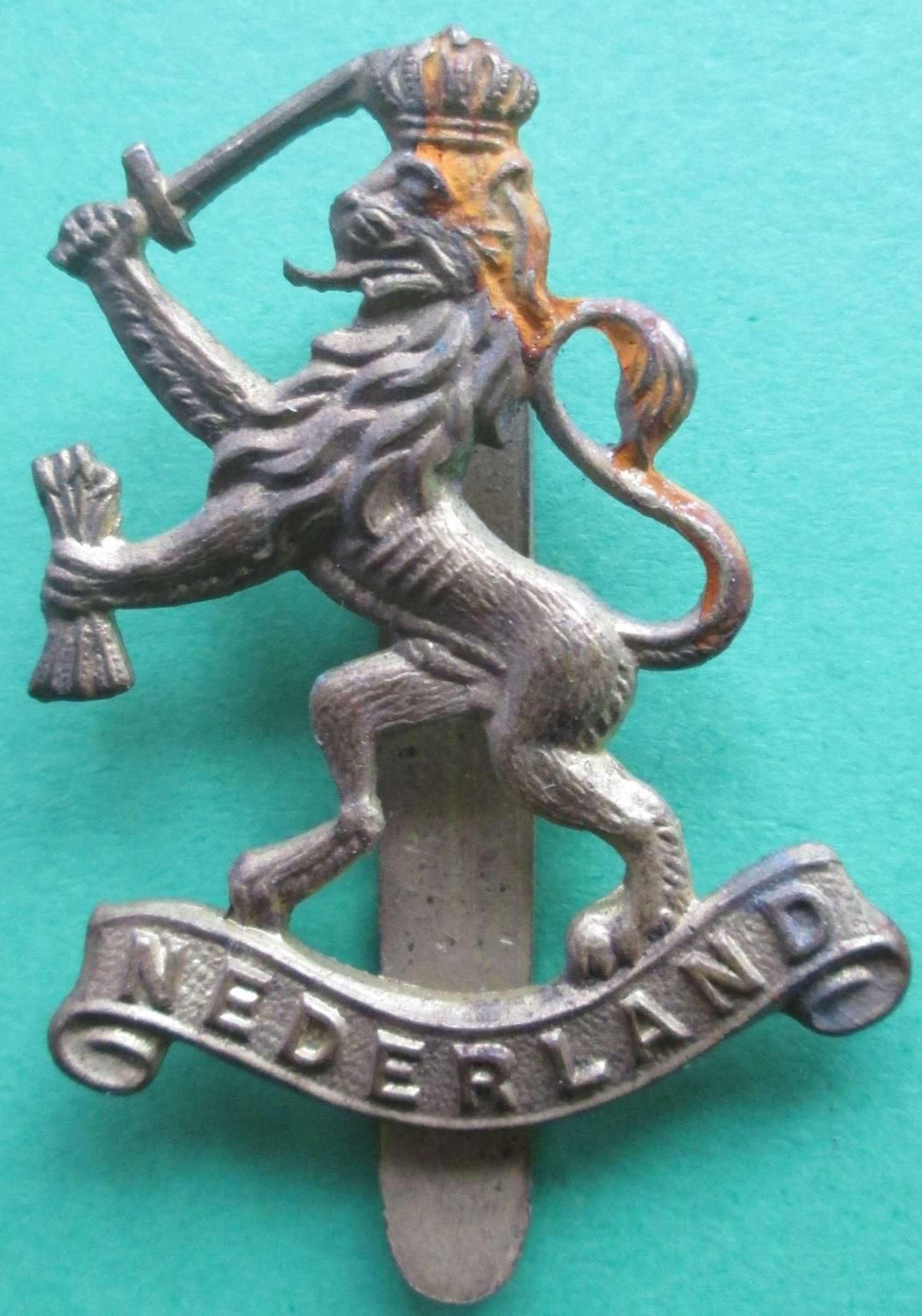 A WWII NETHERLANDS OTHER RANKS CAP BADGE