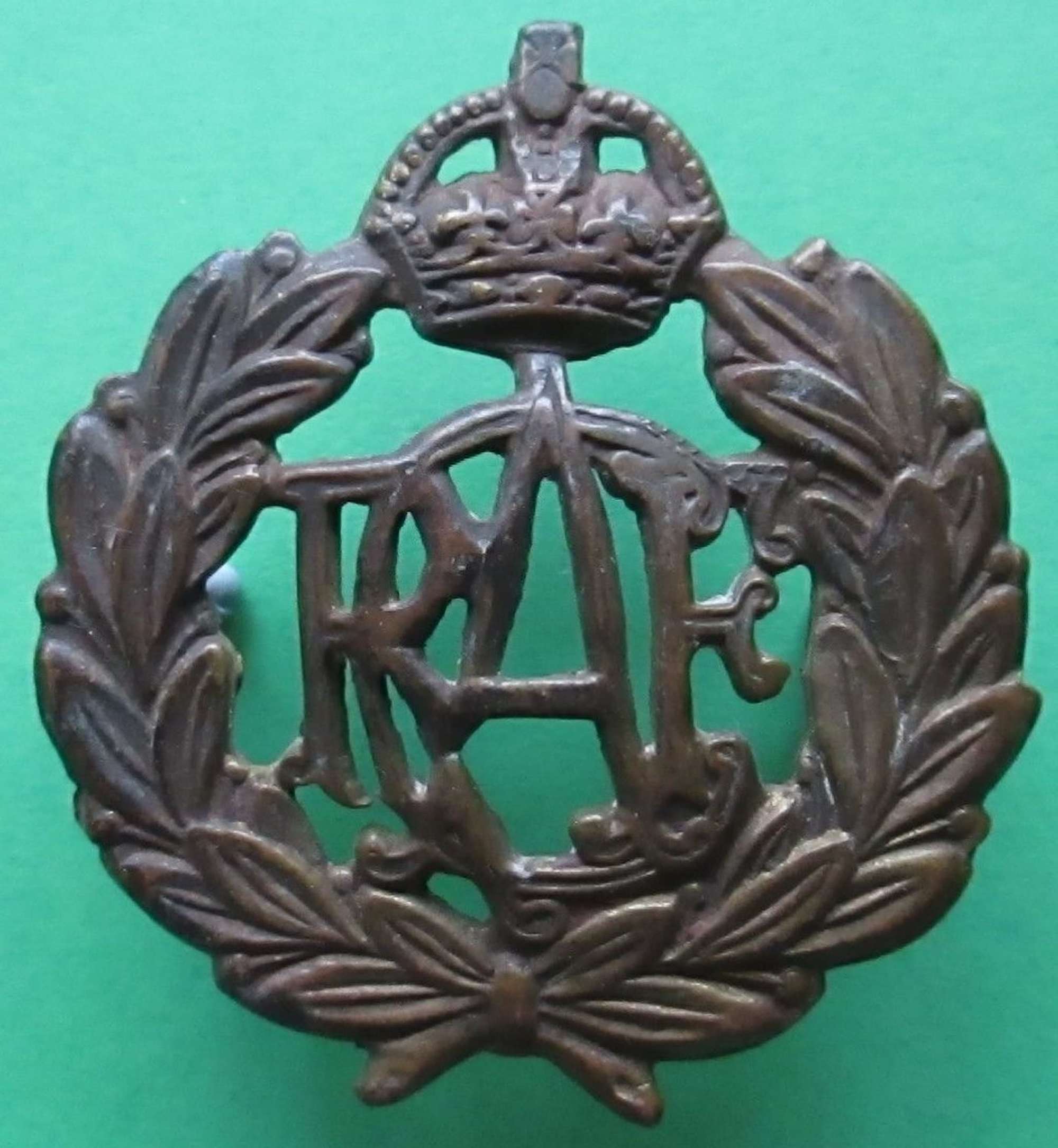 A WWII PERIOD ROYAL CANADIAN AIR FORCE OTHER RANKS CAP BADGE