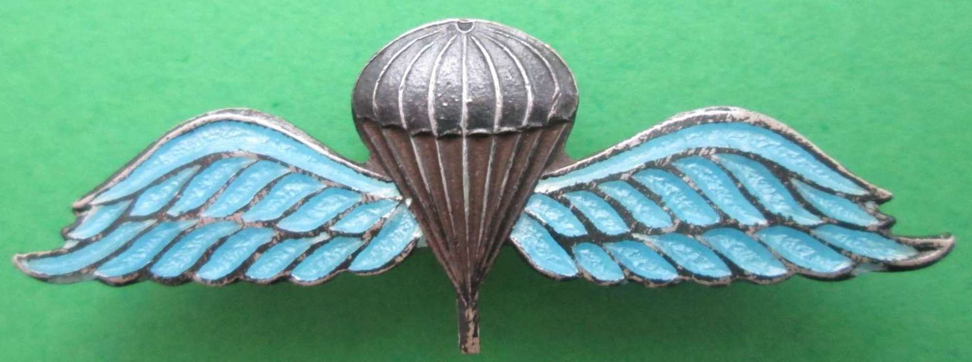 A WWII PERIOD SILVER PARACHUTE QUALIFICATION BADGE