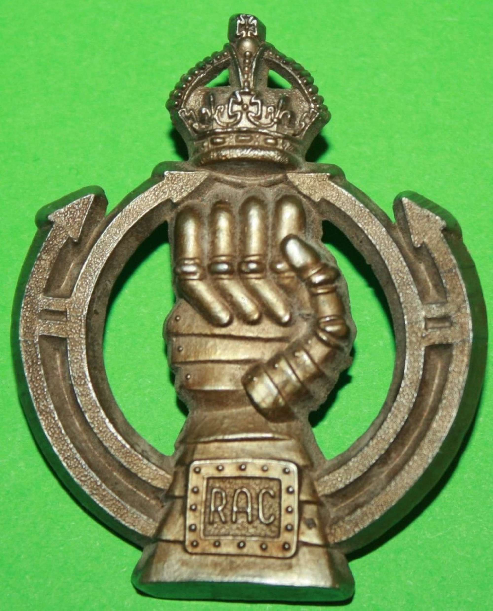 A WWII ROYAL ARMOURED CORPS ECONOMY PLASTIC CAP BADGE
