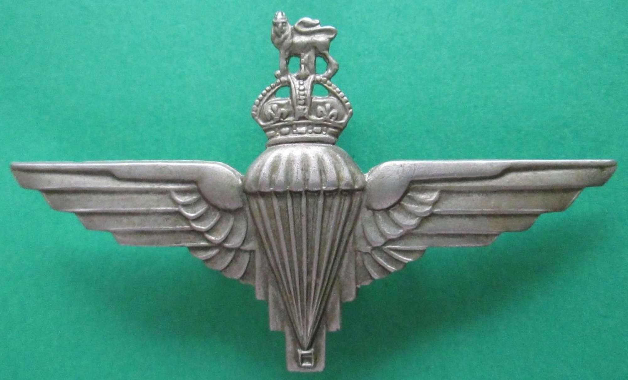 A WWII VOIDED CROWN PARACHUTE REGT CAP BADGE