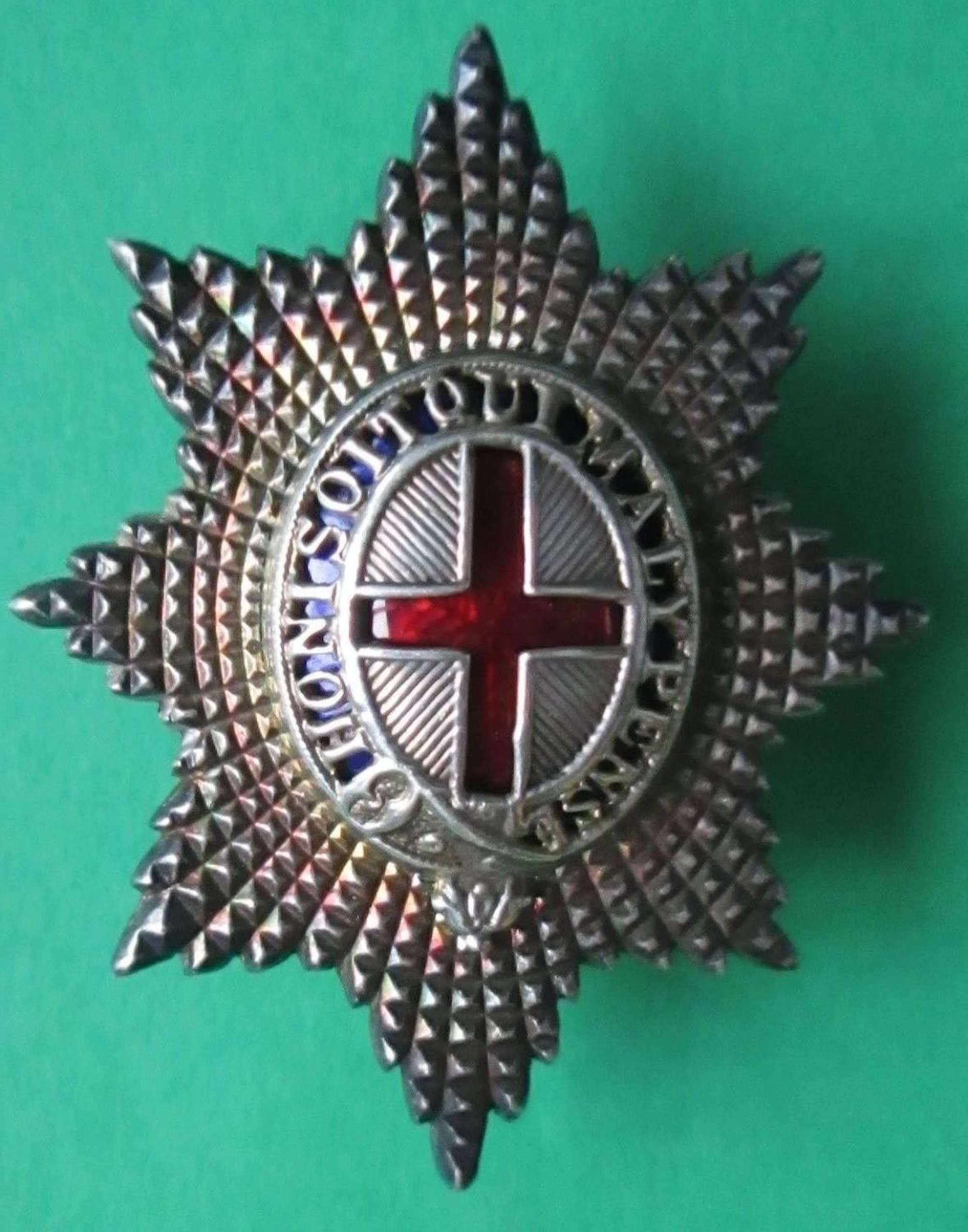 AN OFFICERS UNMARKED SILVER COLDSTREAM GUARDS CAP BADGE