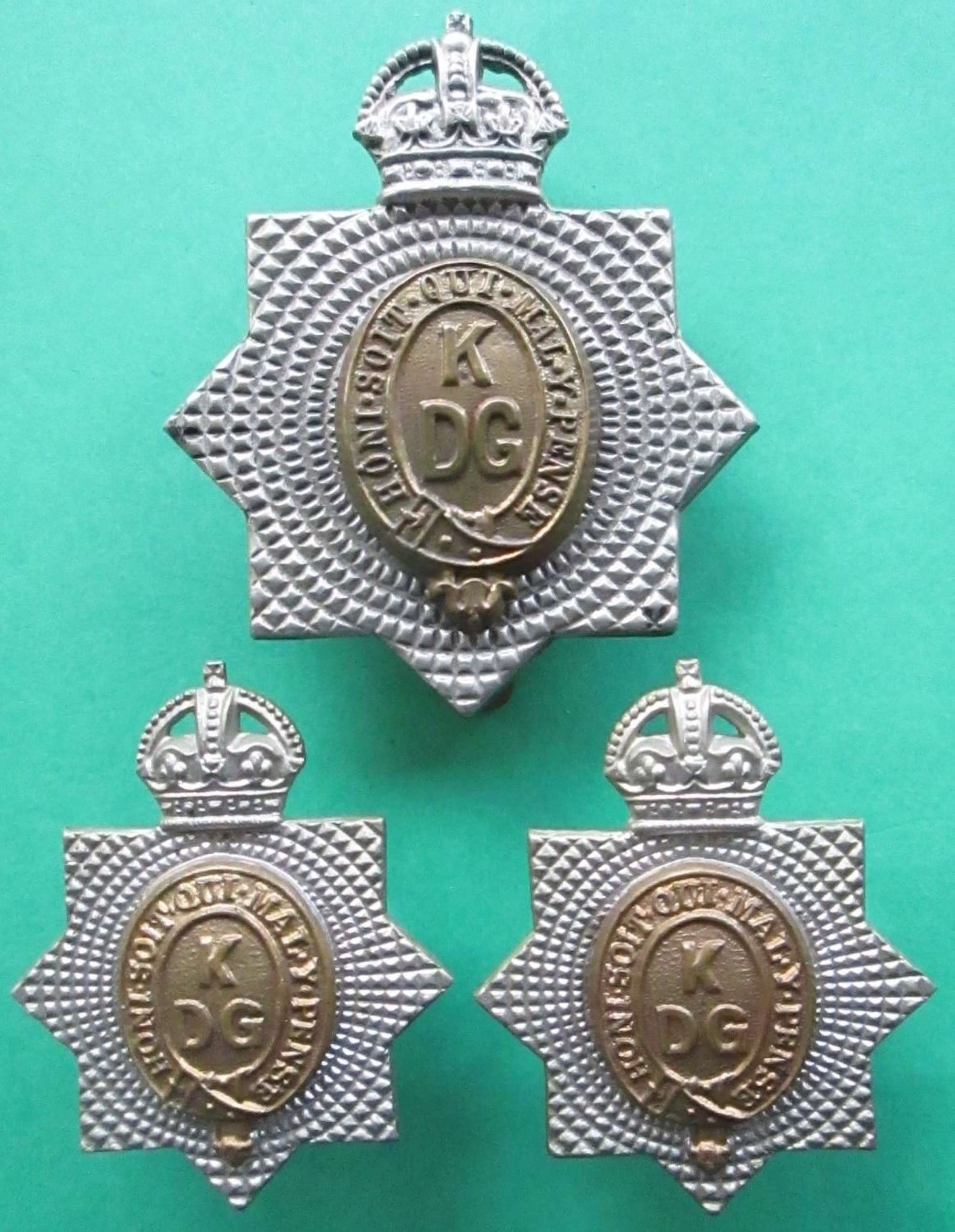 AN OTHER RANKS SET OF KINGS DRAGOON GUARDS CAP AND COLLAR BADGES