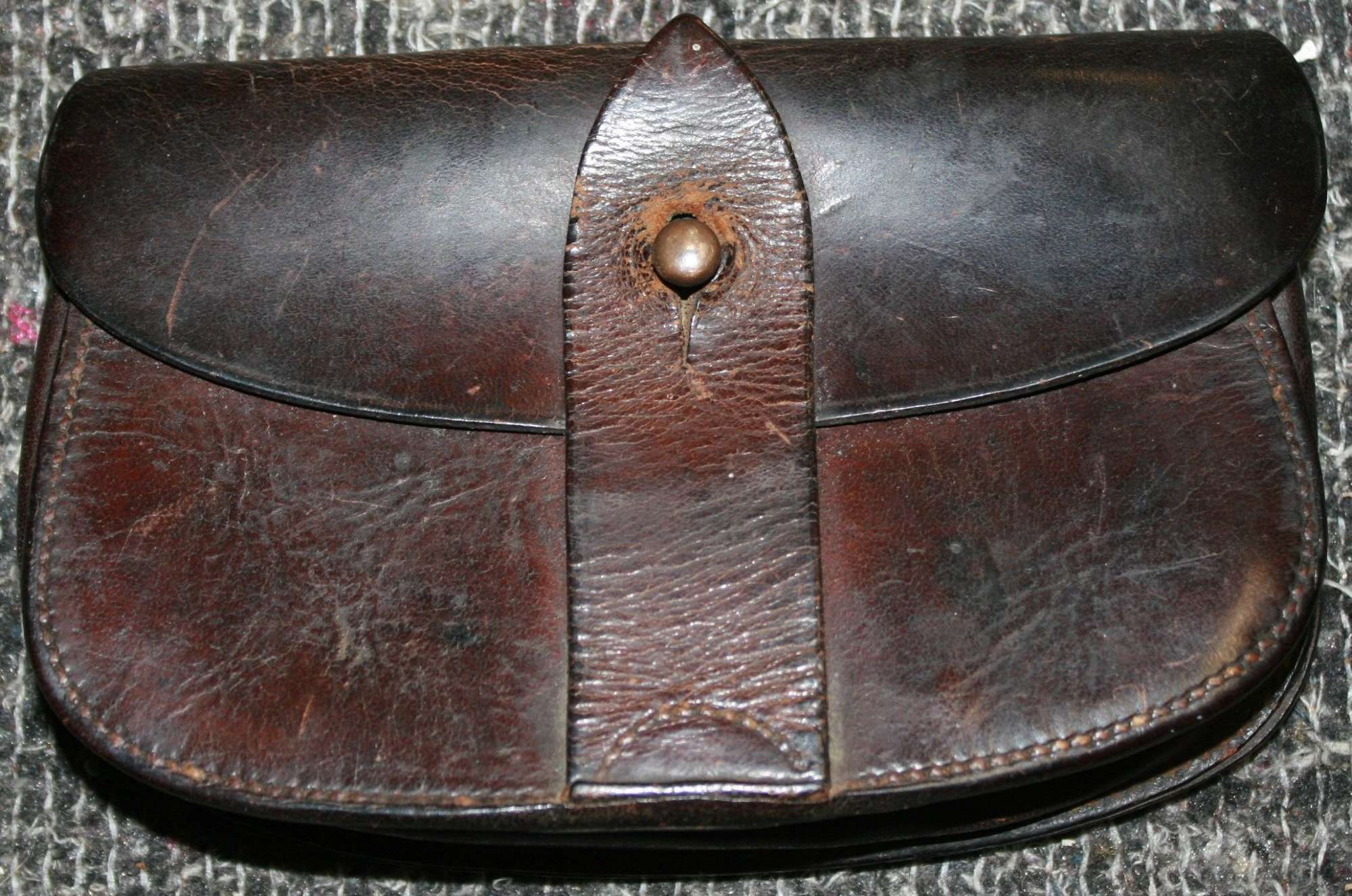 A WWI PERIOD OFFICERS SAM BROWN PISTOL AMMO POUCH