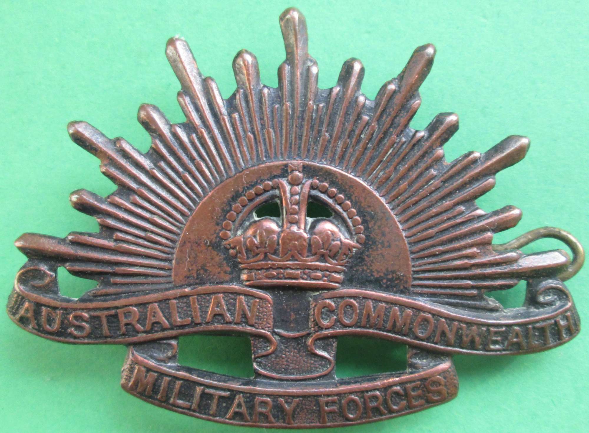 AN AUSTRALIAN COMMONWEALTH MILITARY FORCES BADGE
