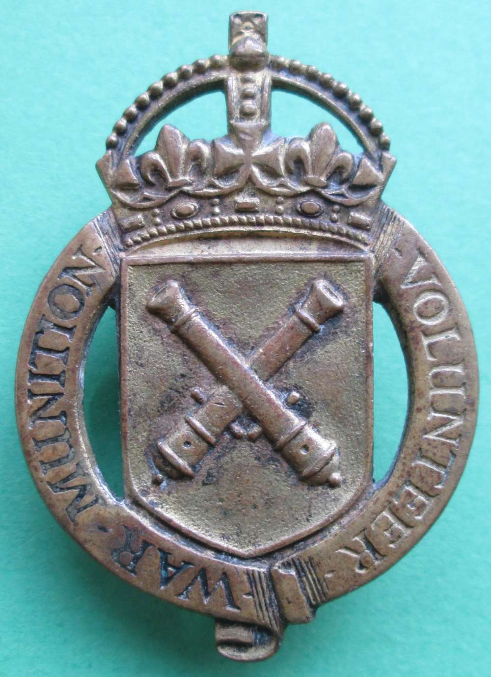 A WAR MUNITIONS VOLUNTEER BADGE