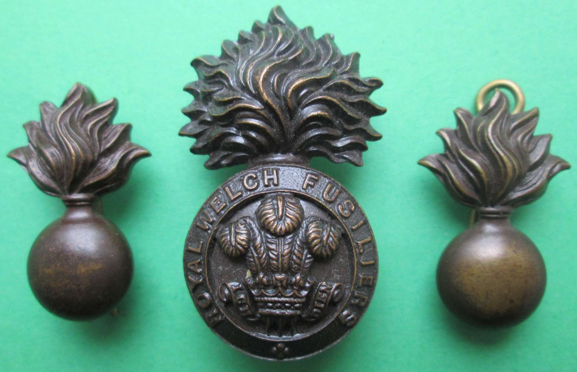 A ROYAL WELCH FUSILIERS BRONZE OFFICERS BADGE SET