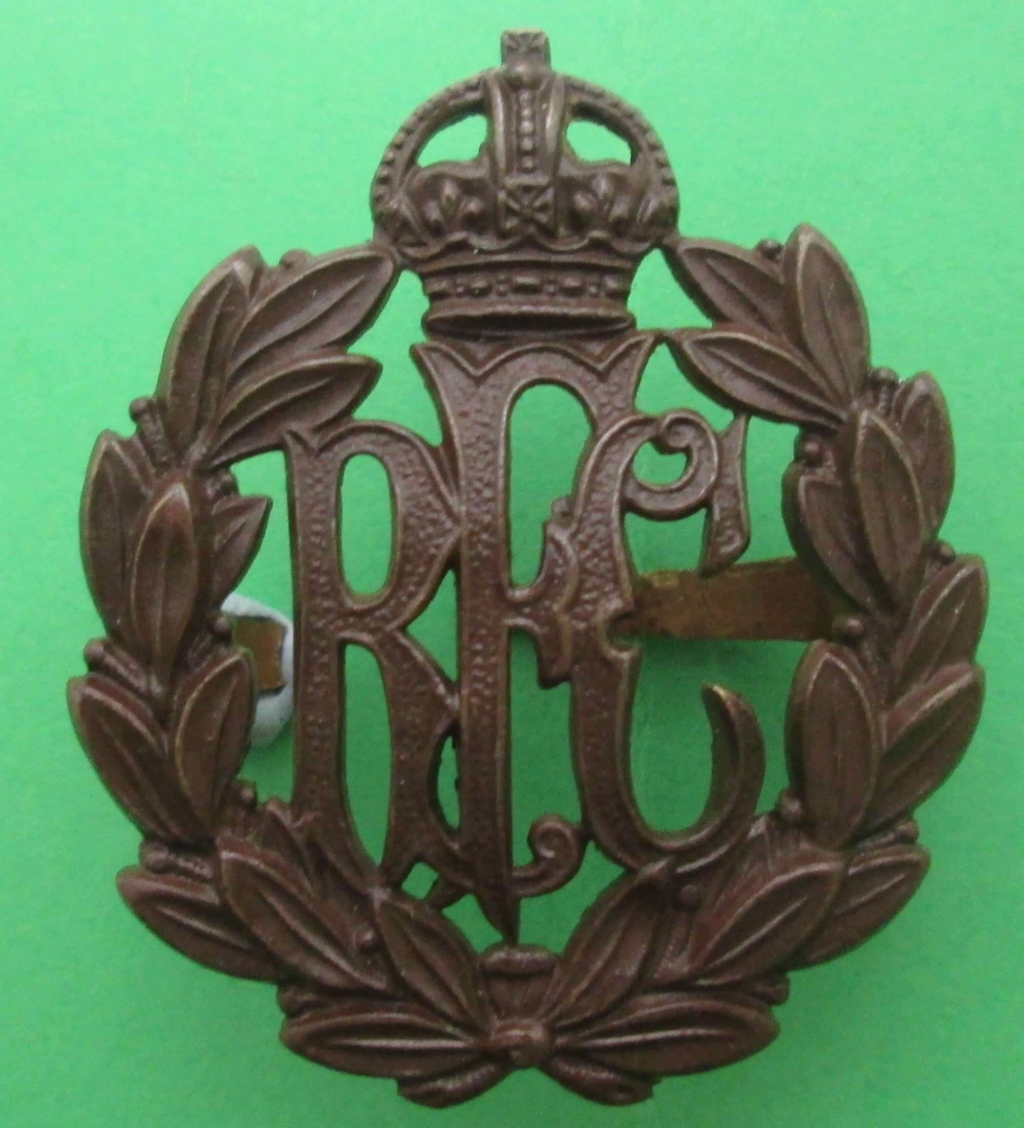 A WWI OFFICERS BRONZE ROYAL FLYING CORPS CAP BADGE