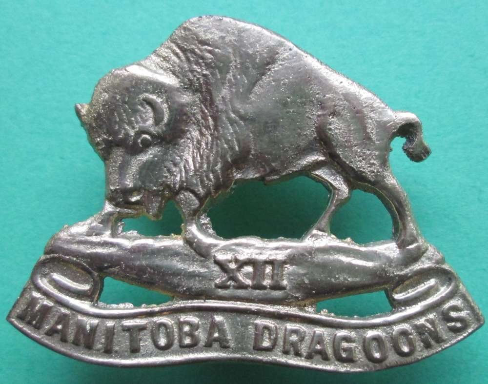A CANADIAN 12TH MANITOBA DRAGOONS CAP BADGE