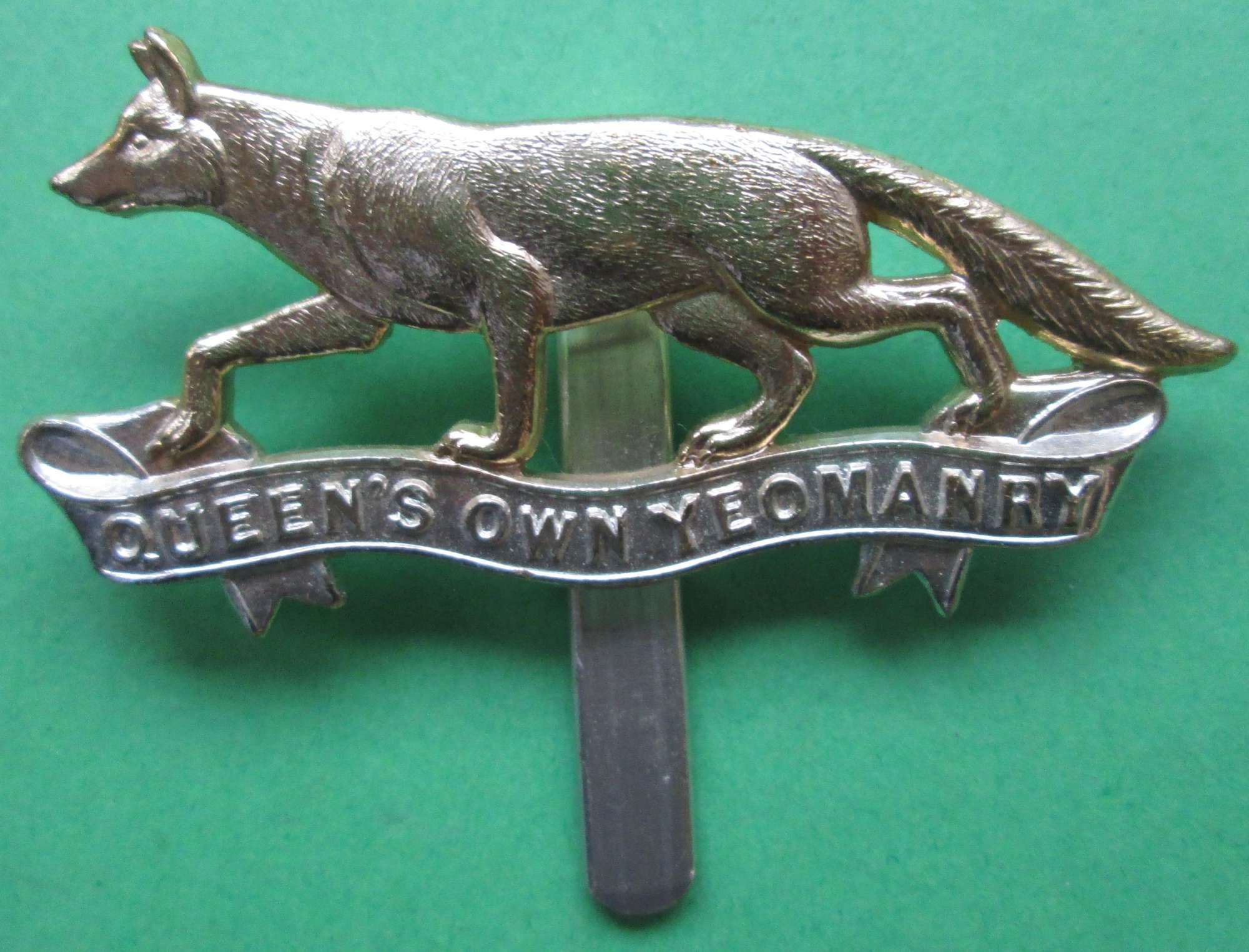 A QUEENS OWN YEOMANRY ANODISED CAP BADGE