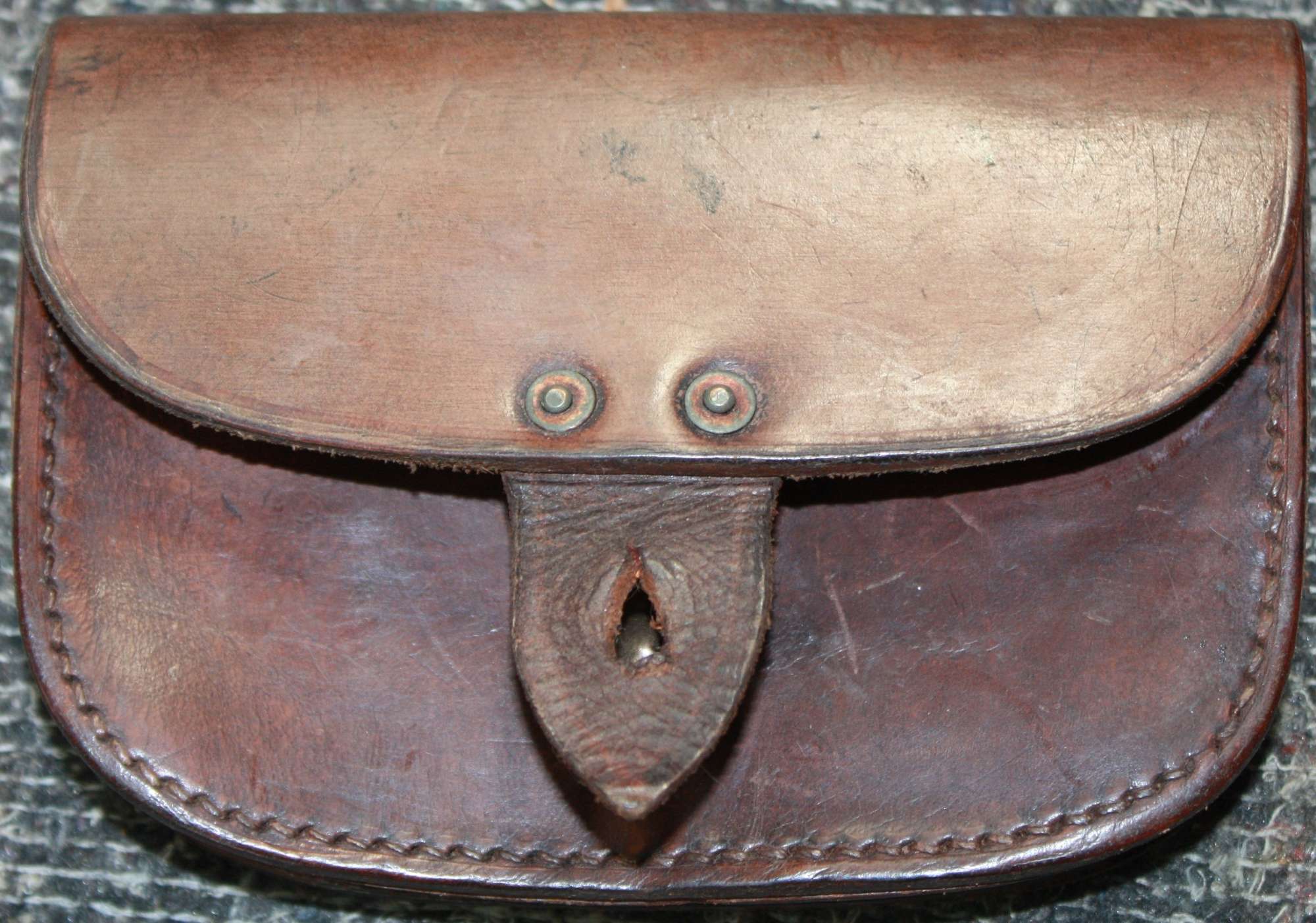 A WWII 1941 DATED NAVY PATTERN LEATHER PISTOL AMMO POUCH