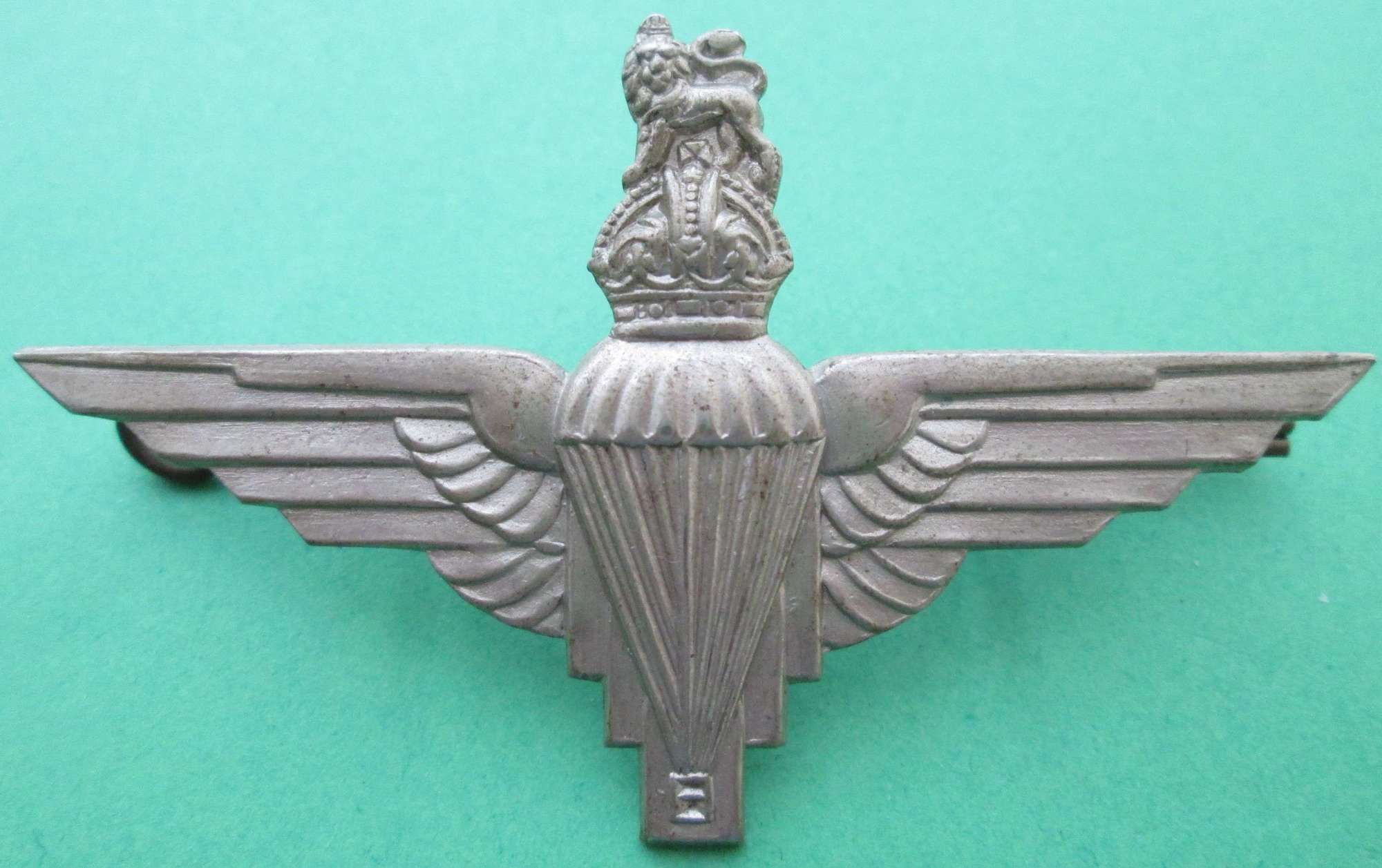A NICE WWII PERIOD PARACHUTE REGIMENT BADGE